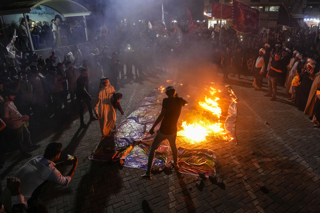 瑞典警察批准20日在伊拉克驻斯德哥尔摩大使馆外举行公眾集会的申请，申请书提到申请人试图焚烧可兰经与伊拉克国旗。(图/美联社)
