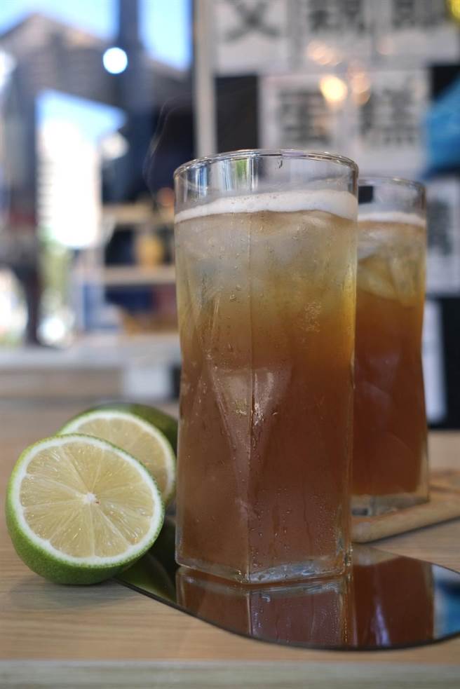 85℃全台门市转换新茶饮菜单，号称茶汤全面升级，限时穿着短袖、短裤或短裙，到门市消费指定系列享第二杯半价。（85℃提供／朱世凯台北传真）