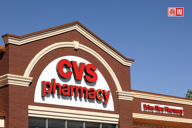 它是CVS，美国连锁药局龙头，由麻州一对兄弟创办，最初只是一家社区药局，却一路卖药品到卖保险，多次打破游戏规则，甚至购併全美第3大医疗保险公司安泰人寿（Aetna），打造出年营收约新台币10兆元的健康服务王国。（来源・Dreamstime/典匠影像）