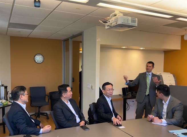 左起桃园机场公司董事长杨伟甫、航警局长邱文亮、民航局局长林国显、美国运输安全管理局官员(桃机公司提供简立欣／台北传真)