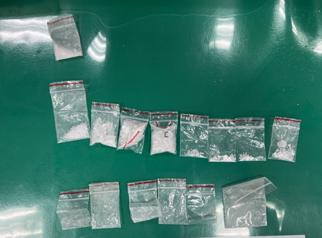 美浓某国中林姓教师于端午连假的6月22日驾车路过里港分局大平派出所辖区时，竟在车道上睡着，警方接获民眾报案后，于车上查获毒品安非他命9包与残渣袋5包，及注射针头与玻璃球。（警方提供／林雅惠高雄传真）