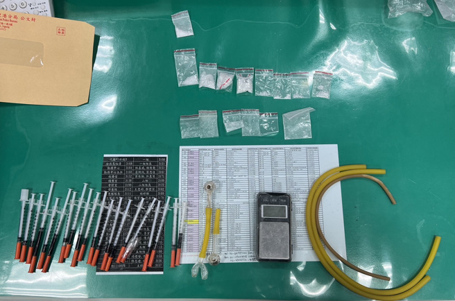 美浓某国中林姓教师于端午连假的6月22日驾车路过里港分局大平派出所辖区时，竟在车道上睡着，警方接获民眾报案后，于车上查获毒品安非他命9包与残渣袋5包，及注射针头与玻璃球。（警方提供／林雅惠高雄传真）