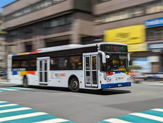 基隆市公车处表示，自即日起导入神秘稽核制度，上路首日便发现有热心服务民眾的优良驾驶。（张志康摄）