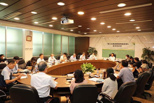 今农工大县前瞻策略委员会第一次专家座谈会登场，会中提出3大发展方向建议。（嘉义县政府提供／吕妍庭嘉义传真）