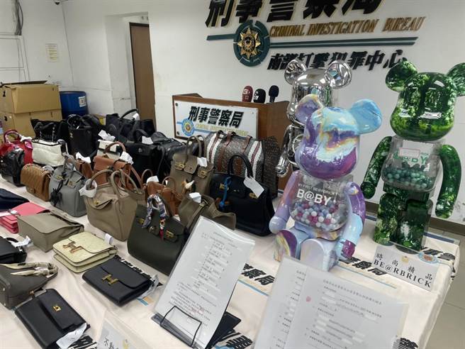 警方除扣名牌包，另還有要價不斐的庫柏力克熊。（洪靖宜攝）