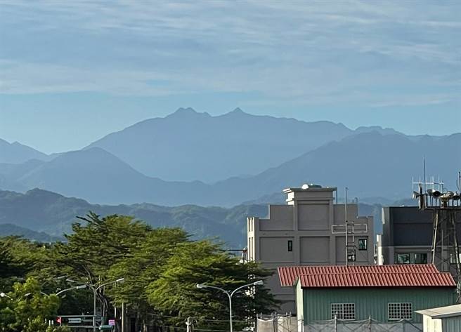 廖先生今天早上在自家门口拍玉山，意外拍到「微笑玉山」奇景！（民眾提供／曾雪蒨南投传真）
