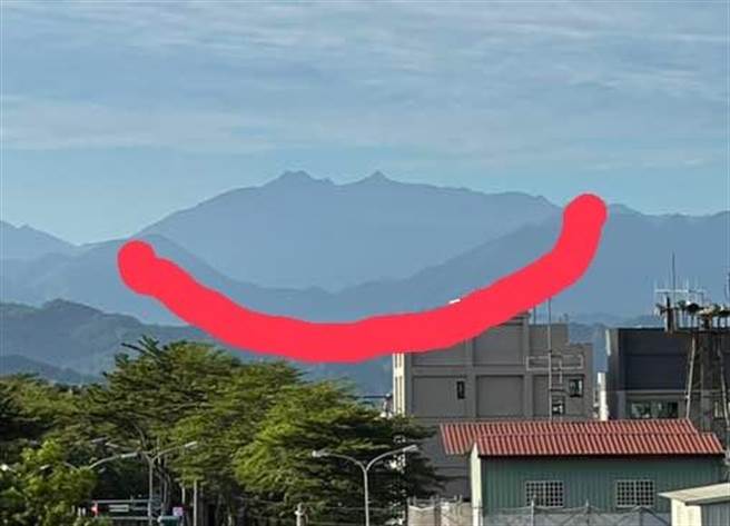 廖先生拍到的「「微笑玉山」明显可见「微笑陵线」。（民眾提供／曾雪蒨南投传真）