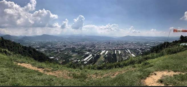 传真埔里地理中心碑附近的虎头山也是爱好者爱取景微笑陵线的好地点。（民眾提供／曾雪蒨南投传真）