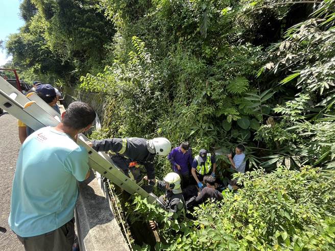 苗栗縣卓蘭鎮黃姓老翁上山修水管昏倒竹林內由消防救難人員救出送醫。（讀者提供／謝明俊苗栗傳真）