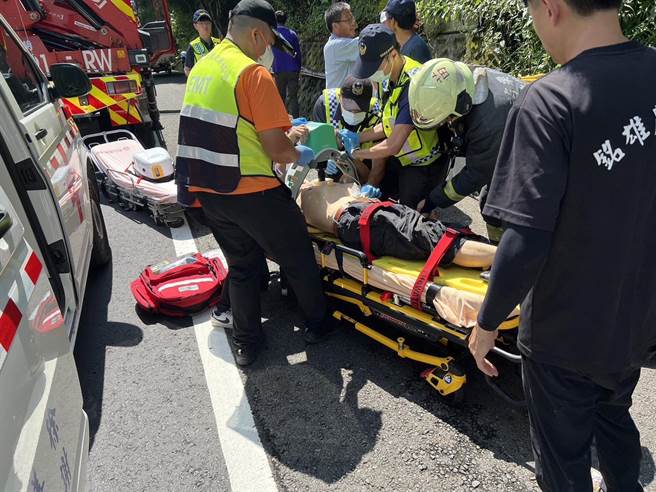 苗栗縣卓蘭鎮黃姓老翁上山修水管昏倒竹林內由消防救難人員救出送醫。（讀者提供／謝明俊苗栗傳真）