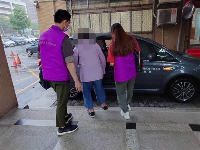 吴女欠税696万，但却提领合计超过7千万现金，又无法说明资金流向，遭法院裁定管收。（行政执行署新北分署提供）