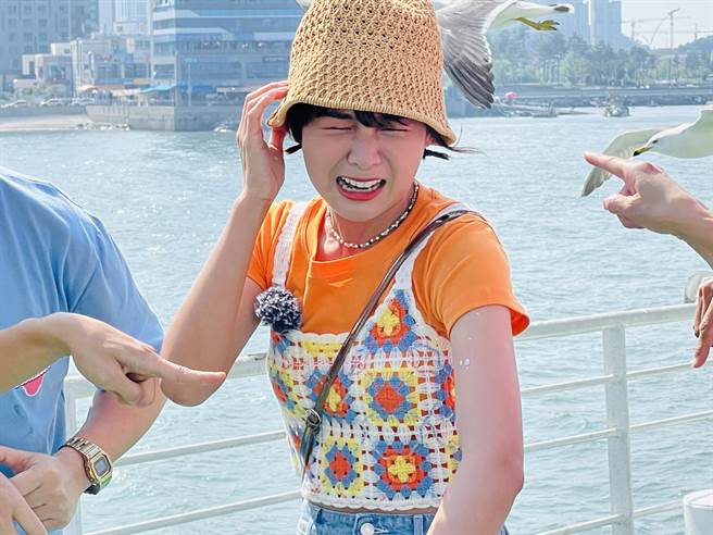 篮篮被捉弄，以为滴在身上的防晒乳是鸟屎。（民视提供）