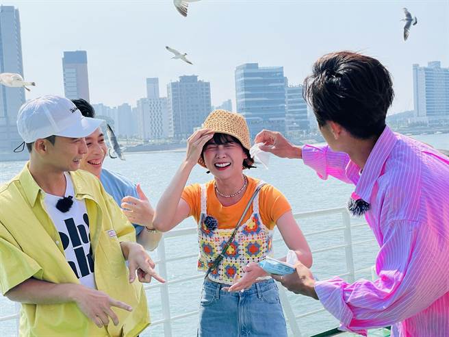 篮篮（中）以为被鸟屎滴到，忍不住崩溃，浩子、阿翔边憋笑边安抚。（民视提供）