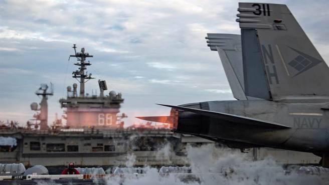 「罗斯福」号（USS Theodore Roosevelt，CVN-71），还有「尼米兹」号（USS Nimitz，CVN-68）双航母打击群进入南海的资料照。（美国海军）