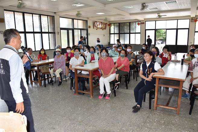 头份市立图书馆举办银髮族永贞宫走读，由永贞宫副主委曾瑞求解说「麻糬宫」昵称的由来。（谢明俊摄）