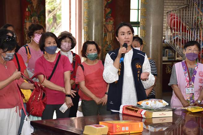 头份市立图书馆举办银髮族永贞宫走读，由永贞宫主委张淑芬解说永贞宫兴建由来。（谢明俊摄）