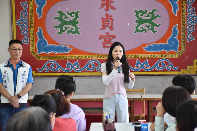 头份市立图书馆举办银髮族永贞宫走读，苗栗县长夫人陈美琦到场向长辈们致意。（谢明俊摄）