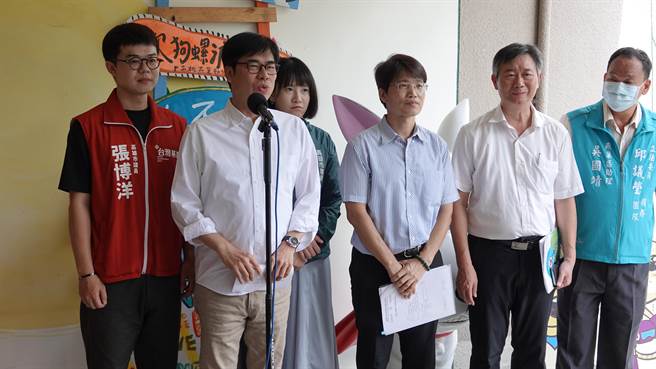 陳其邁表示，「吹狗螺渡假村」在暑假提供大小朋友一個認識動物的好去處，從認識到認養，讓流浪的毛小孩有個好的主人及收養環境。（林雅惠攝）