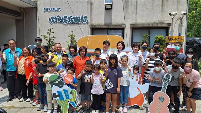 高雄市燕巢動保關愛園區的「吹狗螺」系列活動，今年暑假以「動物體驗與互動」為主題，變身為「吹狗螺渡假村」，市長陳其邁今日前往參訪、與汪喵互動，並體驗入住大飯店，也親手製作毛孩餐點，為狗狗清洗、擦拭、烘乾。（林雅惠攝）