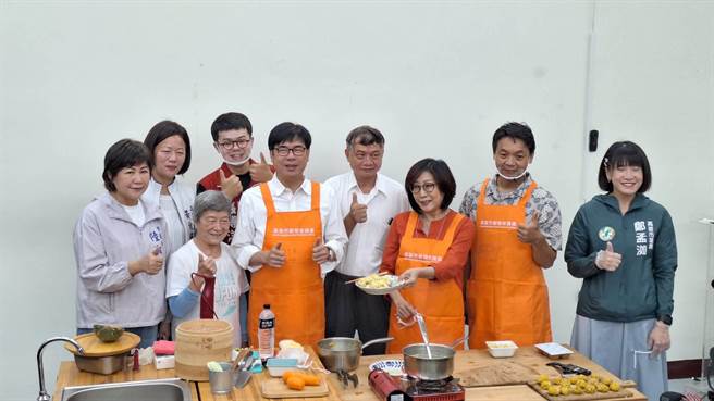 高雄市燕巢動保關愛園區的「吹狗螺」系列活動，今年暑假以「動物體驗與互動」為主題，變身為「吹狗螺渡假村」，市長陳其邁今日前往參訪、與汪喵互動，並體驗入住大飯店，也親手製作毛孩餐點，為狗狗清洗、擦拭、烘乾。（林雅惠攝）