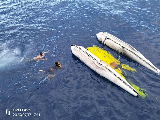 一架黃色搜魚直升機不慎翻覆墜入海中。（讀者提供／高雄洪靖宜傳真）