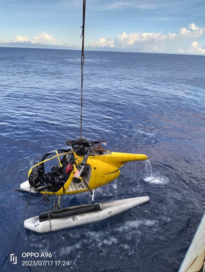 一架黃色搜魚直升機不慎翻覆墜入海中。（讀者提供／高雄洪靖宜傳真）