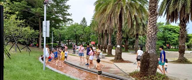 頭份市運動公園水漾步道已開放小朋友戲水。（頭份市公所提供／謝明俊苗栗傳真）