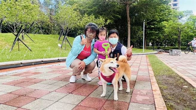 頭份市運動公園水漾步道已開放小朋友戲水，頭份市長羅雪珠歡迎小朋友同來消暑。（頭份市公所提供／謝明俊苗栗傳真）