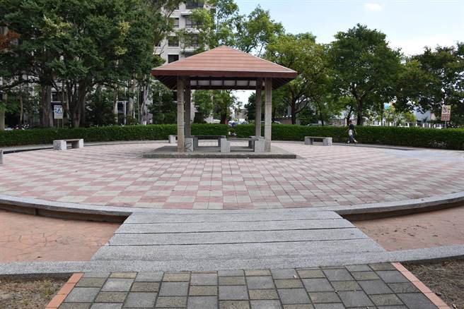 頭份市運動公園水漾步道已開放小朋友戲水，頭份市公所加長戲水步道。（謝明俊攝）