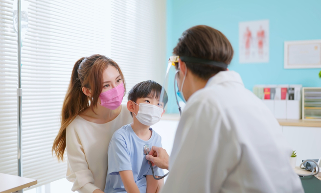 健保卡晶片大不同，他嘆用「骨灰卡」超慢。（图／shutterstock）