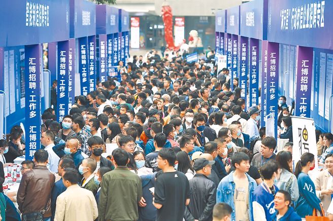 圖為大陸招聘會吸引眾多求職者前來應聘。（中新社）