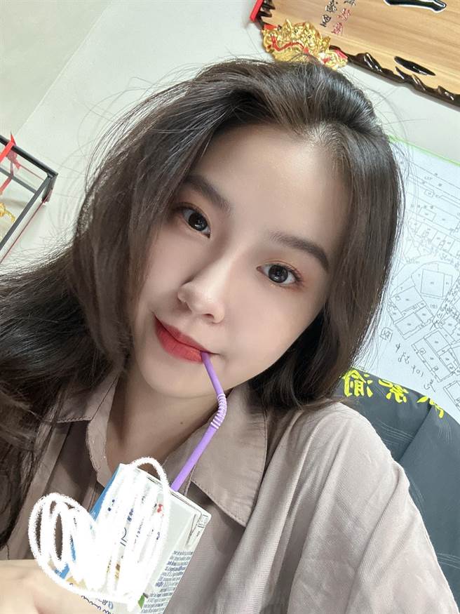 被譽為「最美里長」的新北市永和區永福里長陳紫渝，日前被爆與警員談戀愛、開房間。（翻攝陳紫渝臉書）