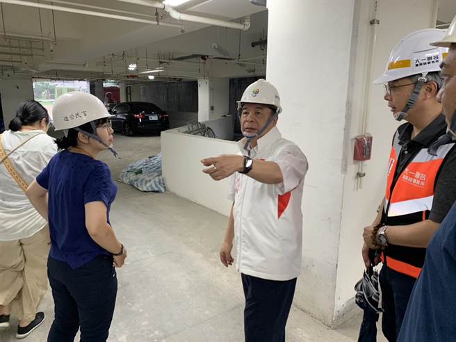 新北市交通局长锺鸣时今日下午前往捷运幸福站立体停车场视察工程进度。（交通局提供）