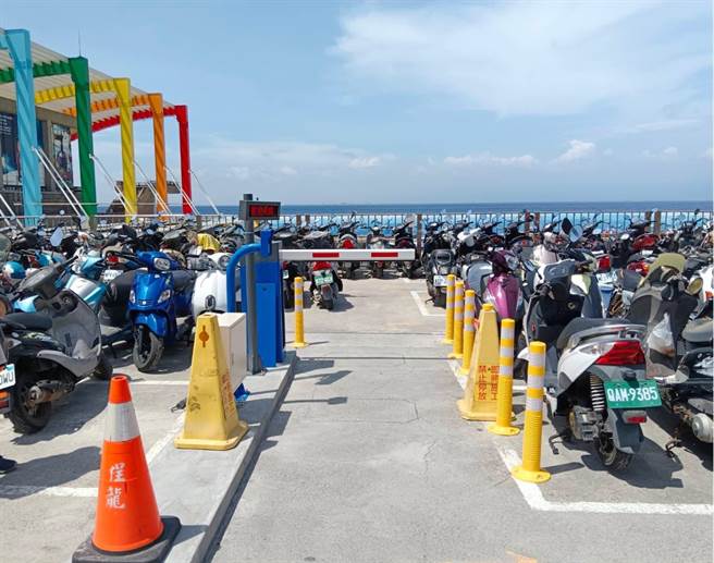 注意！琉球白沙及琉球新候船室停车场自8月1日起实施停车收费。(屏县府提供)