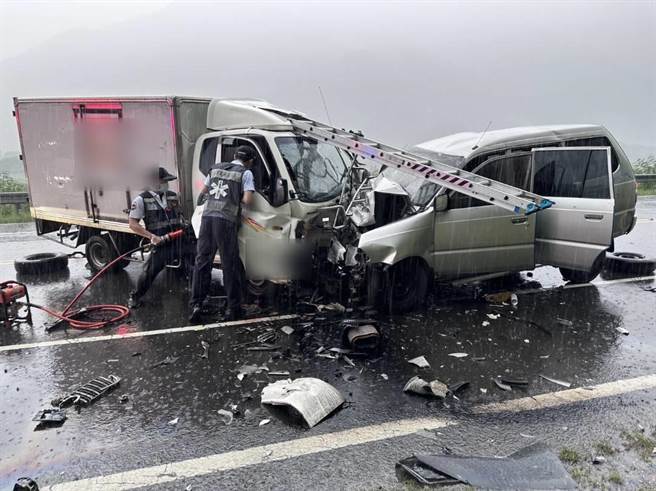 24岁林姓男子今天下午驾驶自小客货车，由新威往六龟方向行驶，于六龟区27甲线7.2k处时，因下雨路面湿滑驶入对向车道与宋男驾驶自小客货车发生碰撞车祸，2车驾驶目前送往旗山医院检查，无生命危险，相关事故责任厘清中。（高雄市消防局提供／林雅惠传真）