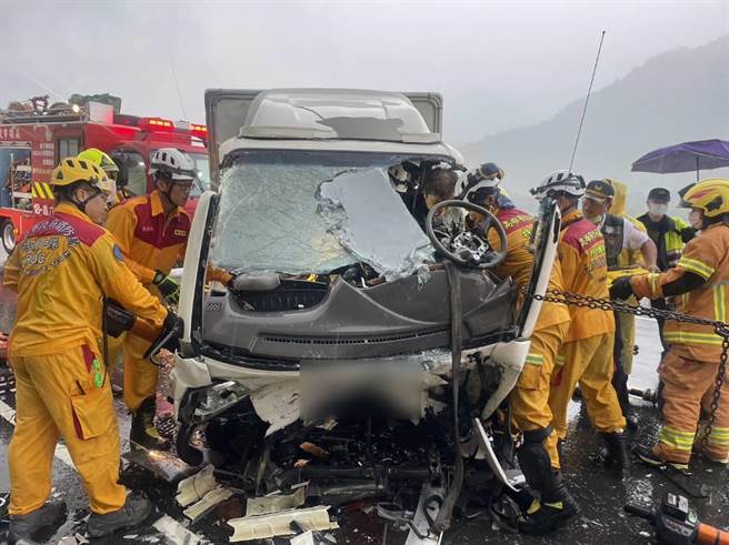 24岁林姓男子今天下午驾驶自小客货车，由新威往六龟方向行驶，于六龟区27甲线7.2k处时，因下雨路面湿滑驶入对向车道与宋男驾驶自小客货车发生碰撞车祸，2车驾驶目前送往旗山医院检查，无生命危险，相关事故责任厘清中。（高雄市消防局提供／林雅惠传真）