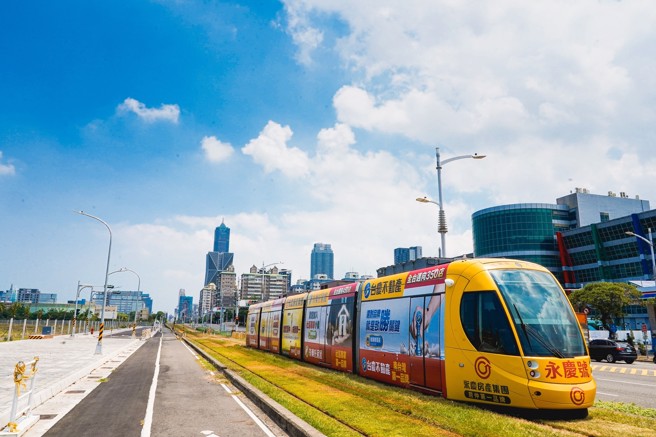 永庆加盟四品牌高雄区经管会包下轻轨列车广告，除引发当地民眾讨论，还传出有同业询问轻轨广告打算跟进。(图片来源：高瞻广告)
