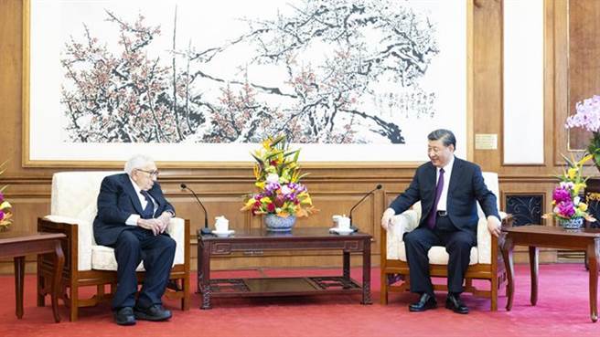 习近平会见季辛吉愿探讨两国正确相处之道。（大陆央视）