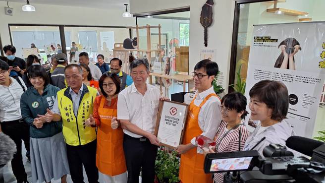 「吹狗螺渡假村」去年獲得好評，更獲2022日本優良設計大賞，圖為動保處長葉坤松（左）獻獎給市長陳其邁。（林雅惠攝）