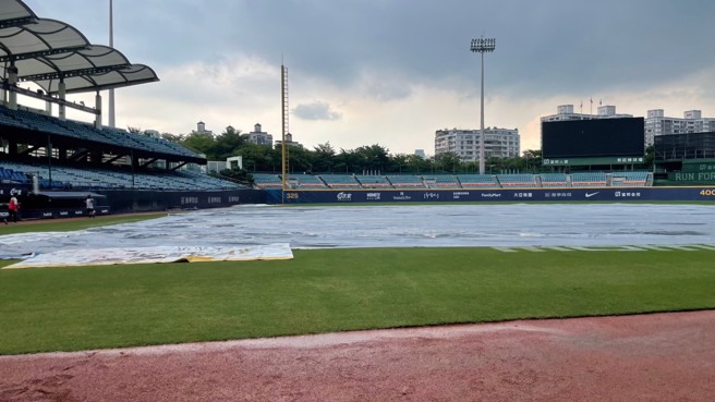 富邦悍将20日与味全龙的比赛因雨延赛。（毛琬婷摄）