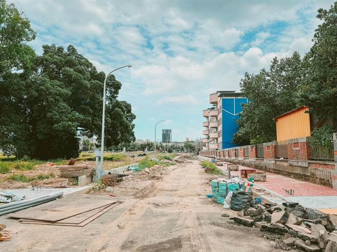 台中市樂業國小後方進行道路工程，包商在移植樹木時，挖掘出47塊五分車水泥枕木。（江肇國提供／張亦惠台中傳真）