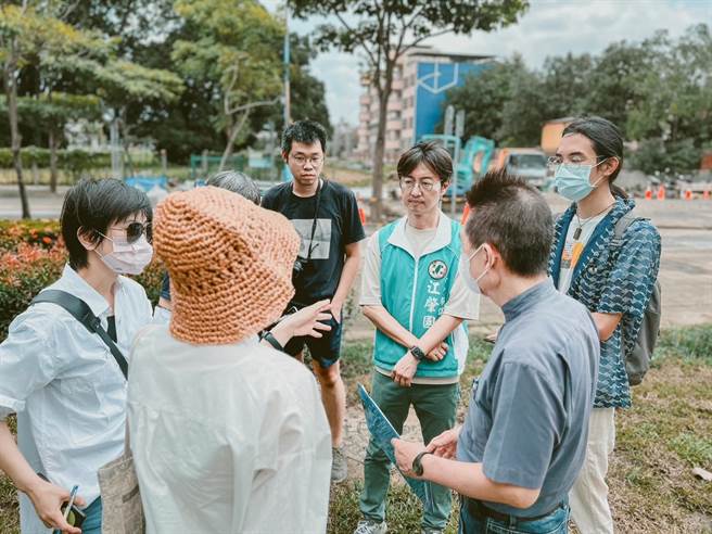 江肇國昨天邀集文化資產處與文資委員及台中文史復興組合共同會勘，希望確認並評估此文物是否可作為「糖業文化資產」保存。（江肇國提供／張亦惠台中傳真）