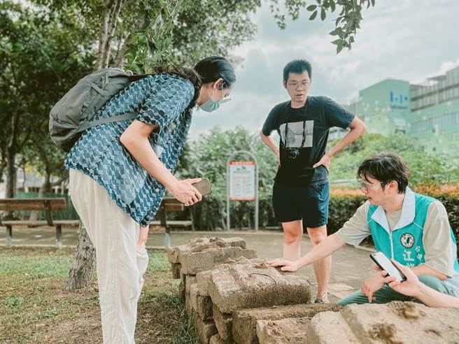 台中市樂業國小後方進行道路工程，包商在移植樹木時，挖掘出47塊五分車水泥枕木。（江肇國提供／張亦惠台中傳真）