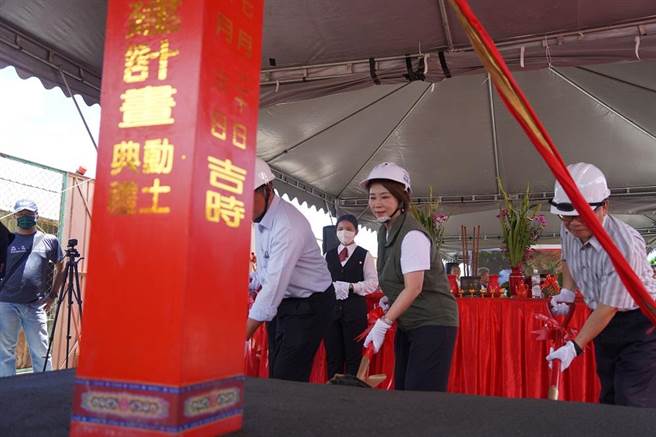 屏東縣政府20日在滿州鄉九棚社區活動中心舊址，舉辦「八瑤灣旅遊資訊站」動土。(屏縣府提供)