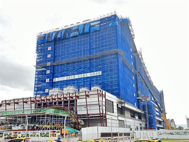 凤山车站预计明年3月完工，内含商业百货、青创空间、电影院，为全台首个有电影院的火车站，预计今年底公告招商。交通部长王国材指出，今年交通部招商大会将凤山车站纳入宣布。（崔正纲摄）