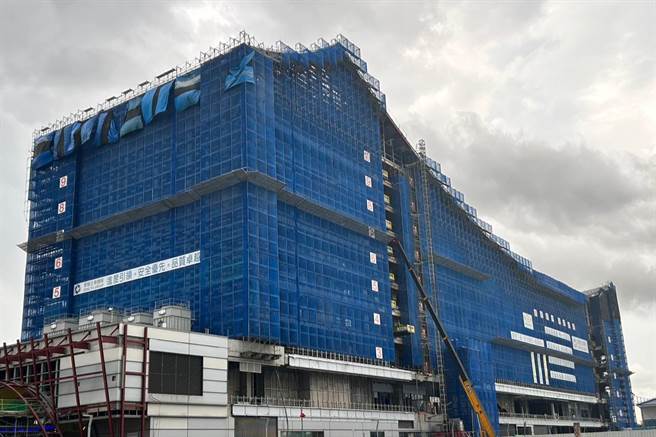 凤山车站预计明年3月完工，内含商业百货、青创空间、电影院，为全台首个有电影院的火车站，预计今年底公告招商。交通部长王国材指出，今年交通部招商大会将凤山车站纳入宣布。（崔正纲摄）