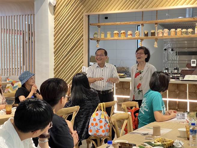 原民会副主委锺兴华Calivat．Gadu与学员互动并参与导览。（原民会提供／蔡旻妤台东传真）