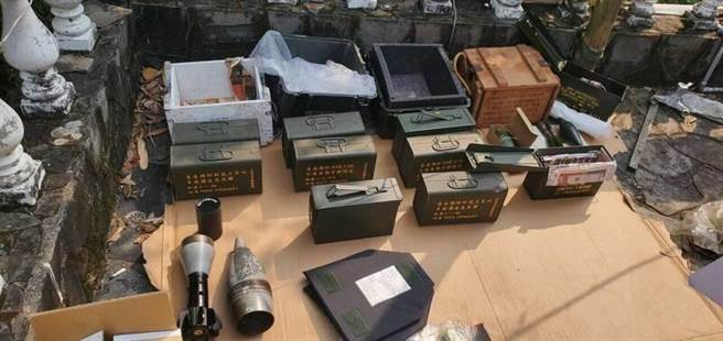 警方日前接获线报，桃园龟山罗姓男子家中有大批枪械、子弹，3月前往搜索时，竟发现多个装子弹、零件等物的外箱印有「国造」字样，其中5、6000发子弹来自军方。（翻摄照片）