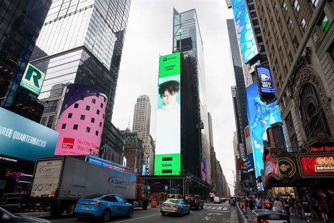 杨乃文登上纽约时代广场。（亚神提供）
