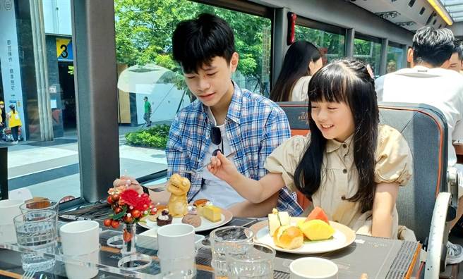 台北市双层餐车」全景玻璃天窗，饱览市区之美，体验视觉与味觉的城市巡礼。（陈韵萍摄）